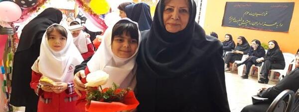 عکس خانم مدیر مدرسه