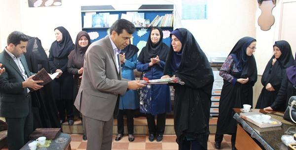 عکس مدیر دبستان