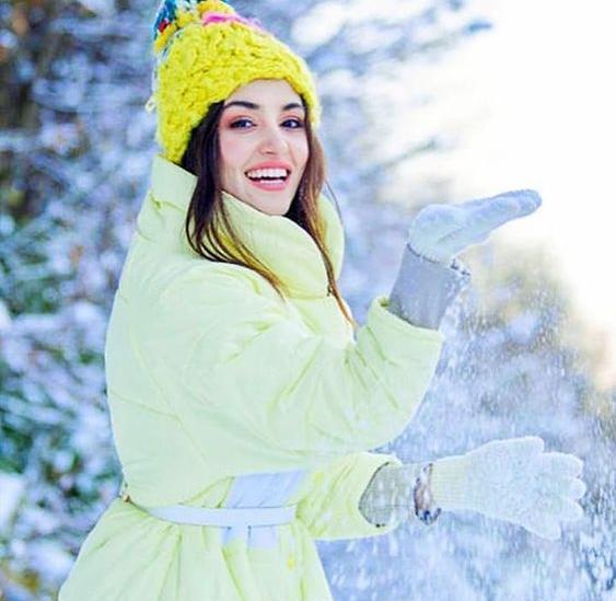 عکس های هانده ارچل با لباس آبی