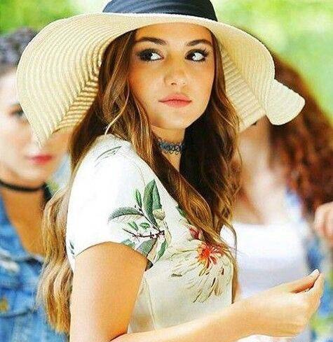 عکس های هانده ارچل با لباس آبی