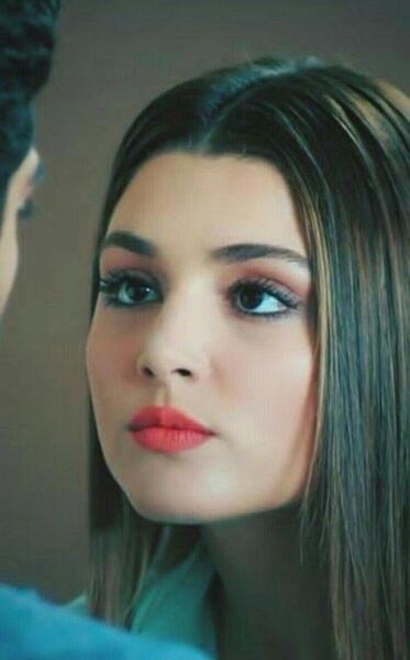 عکس هانده ارچل با رژ قرمز
