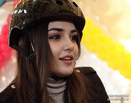 عکس هانده ارچل با کلاه قرمز
