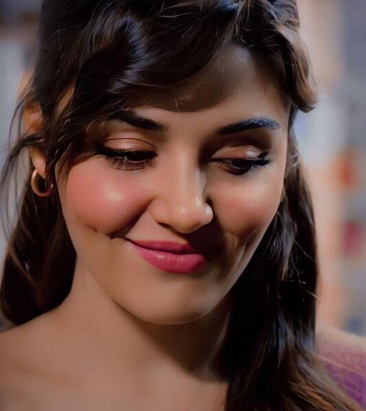 عکس هانده ارچل با گوشی