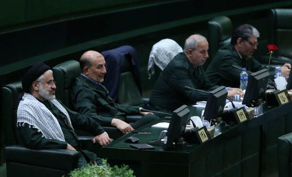 عکس نمایندگان مجلس با لباس سپاه