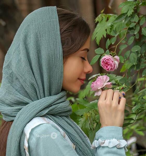 ژست عکس دخترانه با شکوفه های بهاری