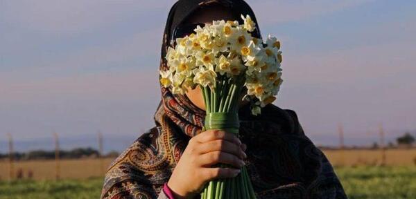 ژست عکس دخترانه با شکوفه های بهاری