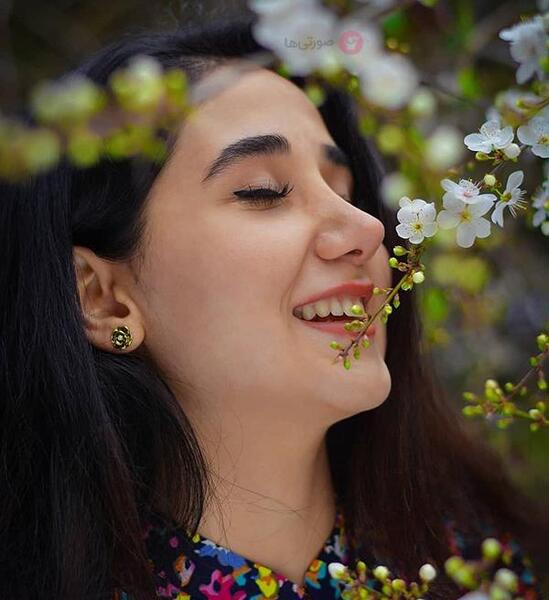 ژست عکس دخترانه با شکوفه های بهاری