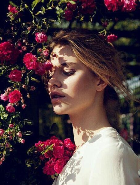 ژست عکس دخترانه با شکوفه های بهاری
