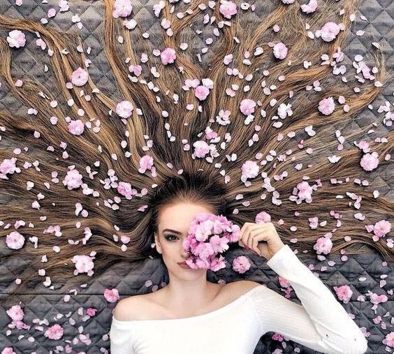 ژست عکس دخترانه با شکوفه های بهاری