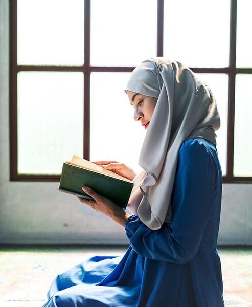 عکس دختر با حجاب با قران