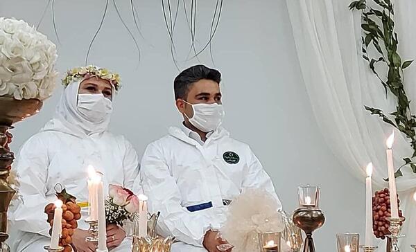 ژست عکس عروس و داماد سر سفره عقد