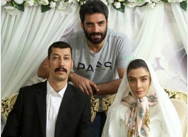 ژست عکس عروس و داماد سر سفره عقد