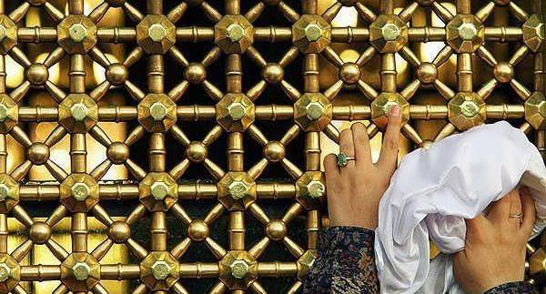 عکس دست به ضریح امام رضا
