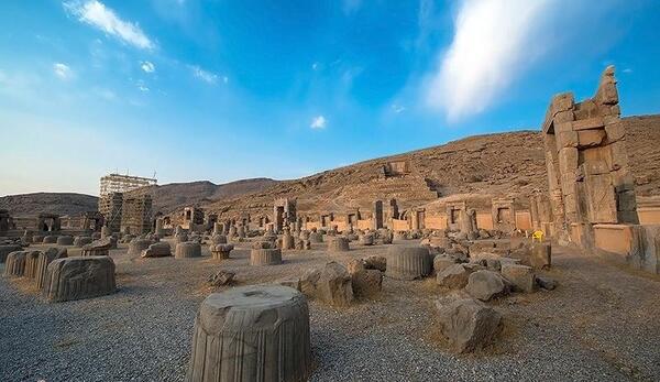 عکس داریوش در تخت جمشید