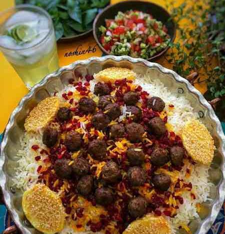 عکس غذا روی میز ناهار خوری