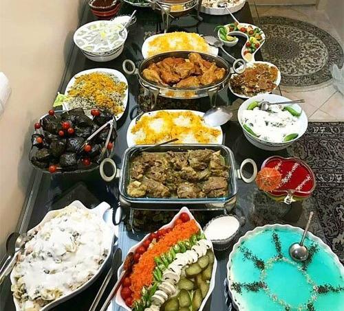 عکس غذا روی میز ناهار خوری