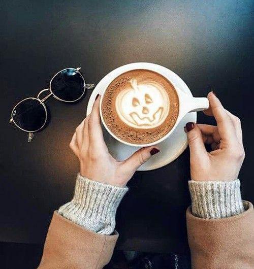 عکس قهوه در دست