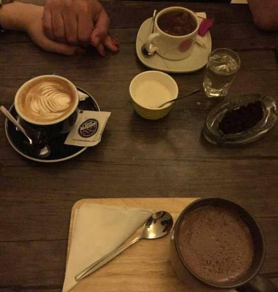 عکس قهوه در دست