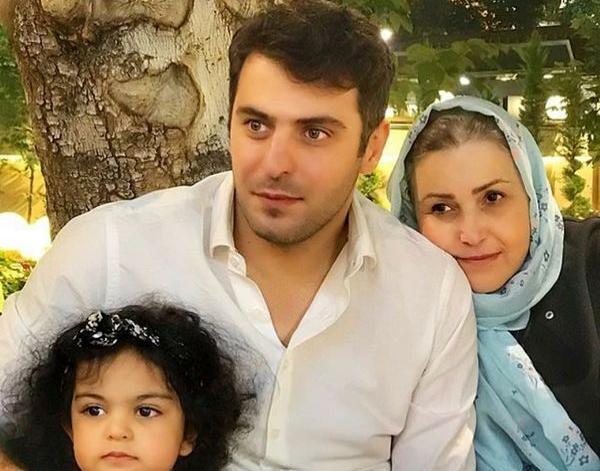 عکس علی ضیا با مادرش