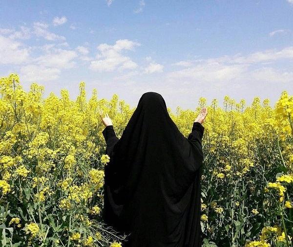 عکس دختر در طبیعت از پشت با حجاب