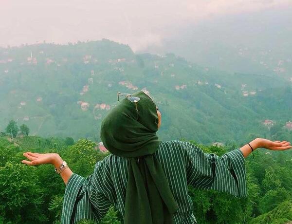 عکس دختر در طبیعت از پشت با حجاب