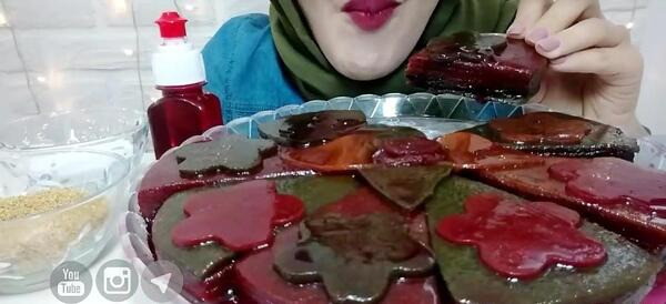 عکس لواشک خوردن دختر برای پروفایل