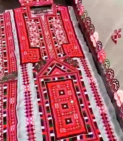 عکس کریشی گالری بس خیره