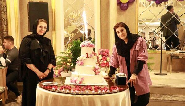 عکس ایده تولد همسر در کافی شاپ