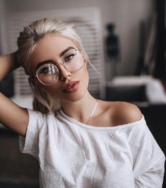 عکس دختر عینکی غمگین