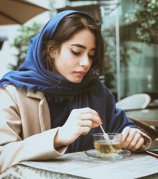 عکس پروفایل عاشقانه روی تخت خواب