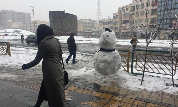 عکس سلفی با آدم برفی