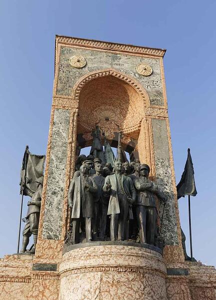 عکس مجسمه رضا شاه در ترکیه