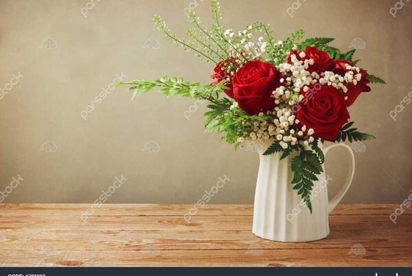 عکس دسته گل روی میز