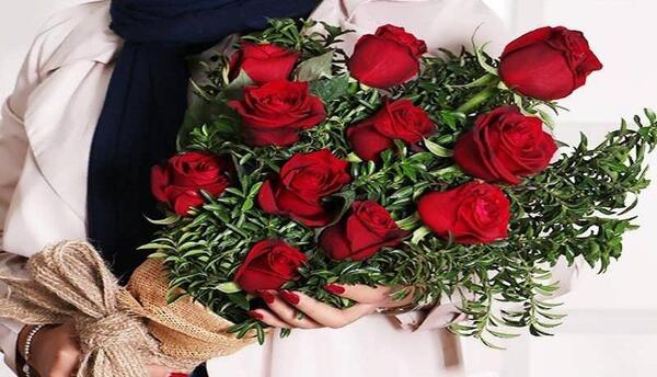 عکس دسته گل روی میز
