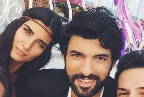 عکس انگین اکیورک و همسرش
