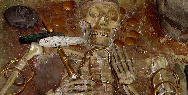 عکس قبر گبری در کوه