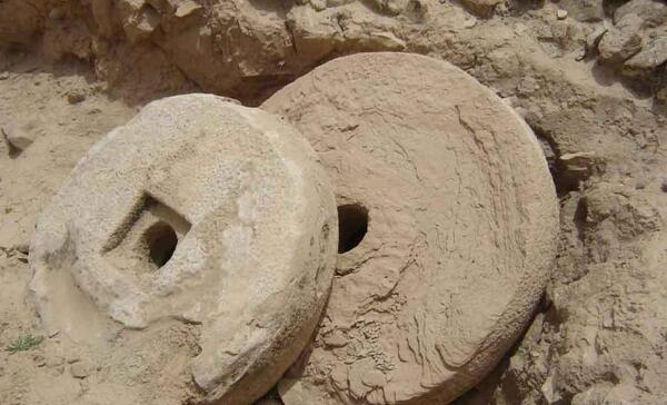 عکس قبر گبری در کوه