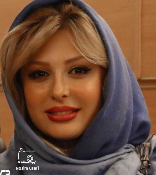 عکس با حجاب نیوشا ضیغمی