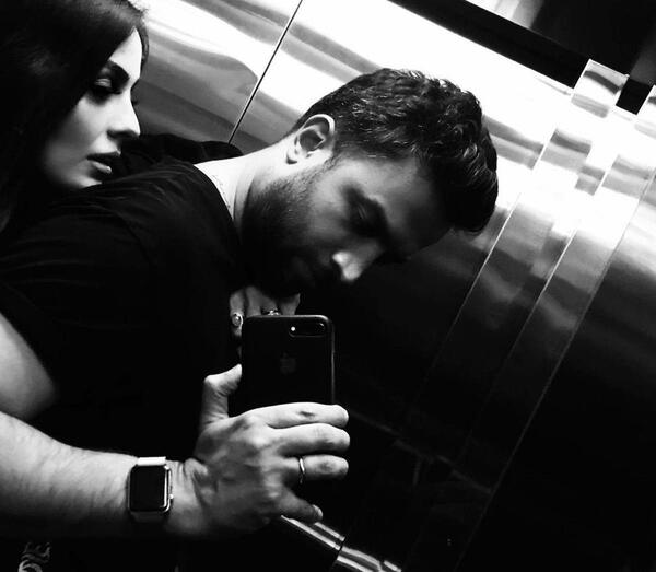ژست عکس دونفره عاشقانه جلو آینه