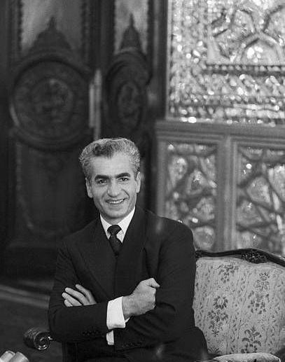 عکس محمد رضا شاه در حال عکاسی