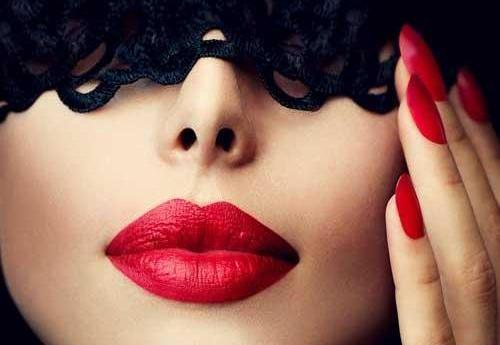 عکس دختر زیبا با رژ لب قرمز