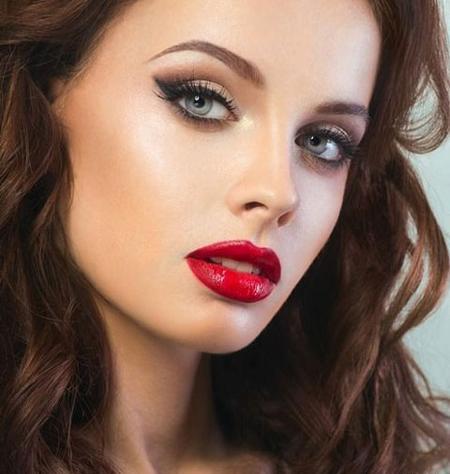 عکس دختر زیبا با رژ لب قرمز