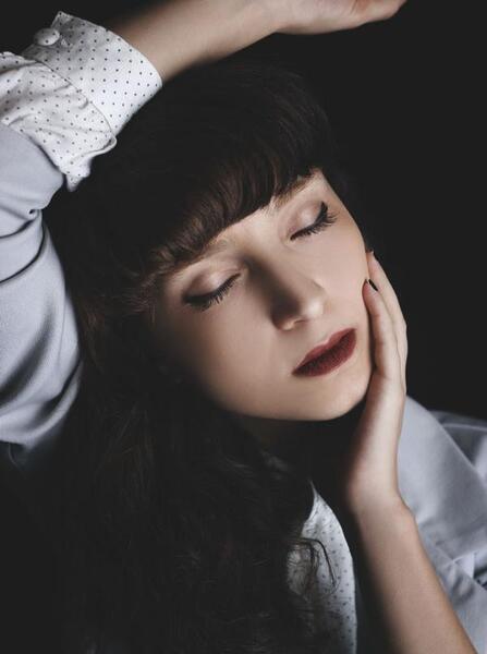 ژست عکس پرتره دخترانه