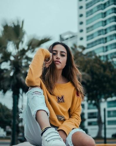 ژست سلفی عکس دختر زیبا برای پروفایل