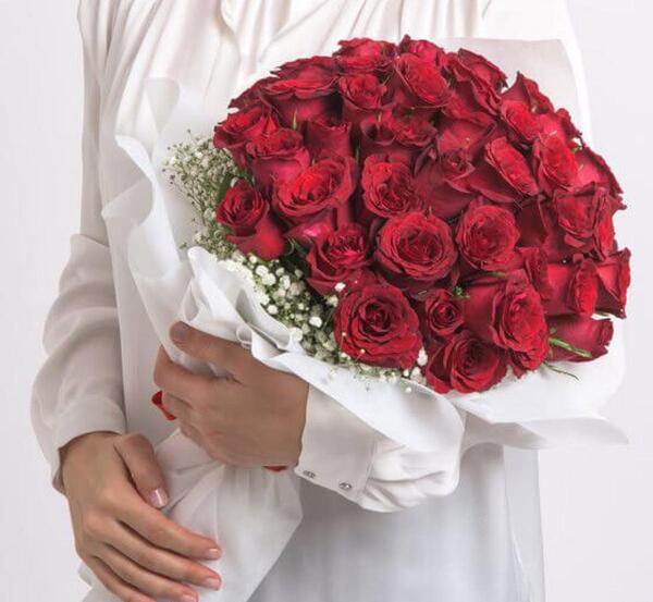 عکس دسته گل در دست دختر