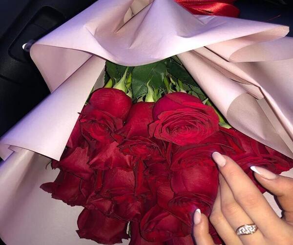 عکس دسته گل در دست دختر