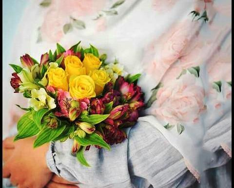 عکس دسته گل در دست دختر