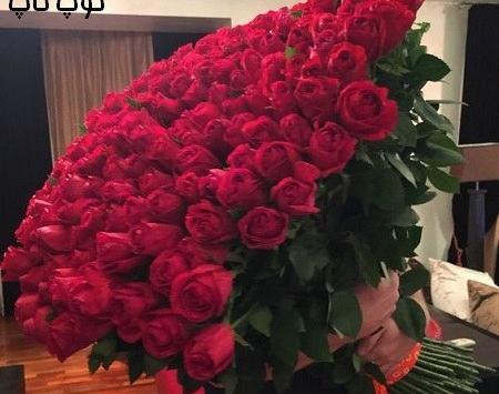 عکس دسته گل در دست دختر
