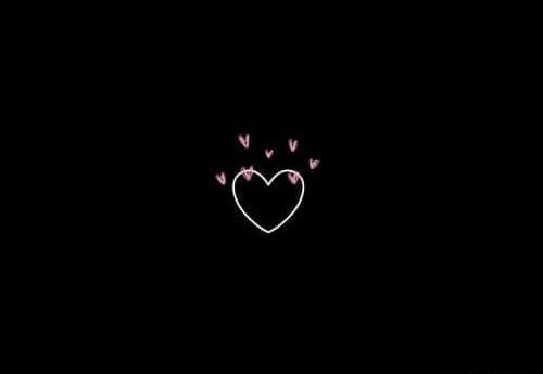 عکس قلب در صفحه سیاه