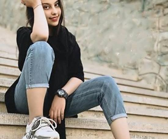 ژست عکس دخترانه روی پله